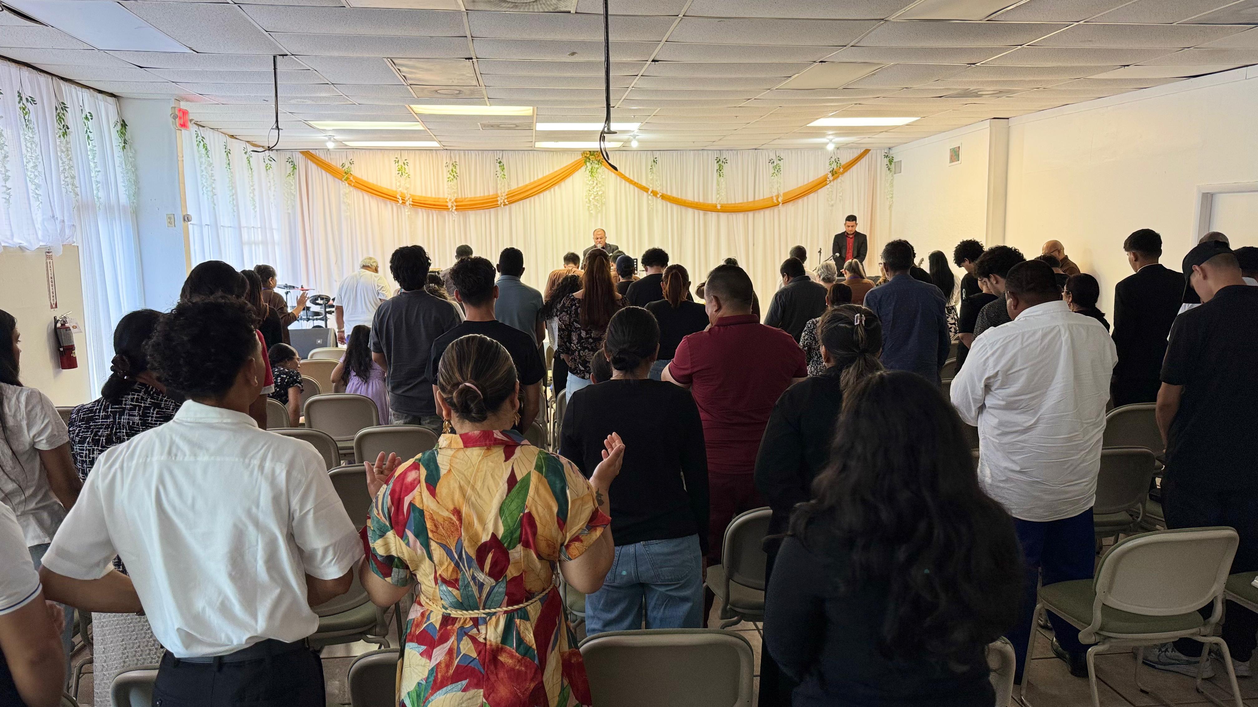 Congregación en adoración